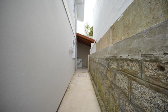 Corredor lateral  de casa de condomínio para alugar com 3 quartos, 80m² em Jardim Atlântico, Florianópolis
