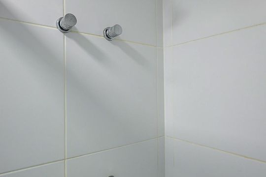 Chuveiro do Banheiro de apartamento à venda com 1 quarto, 40m² em Panamby, São Paulo