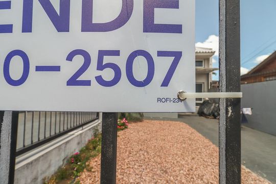 Fachada de casa à venda com 2 quartos, 84m² em Sarandi, Porto Alegre