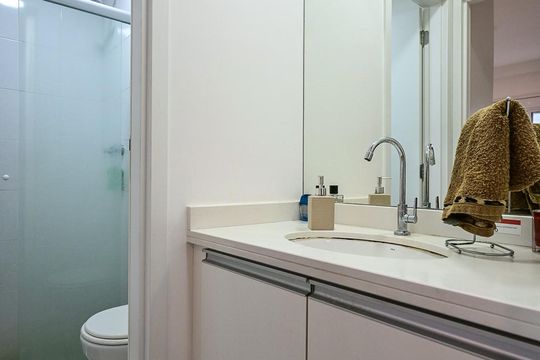 Banheiro de apartamento à venda com 1 quarto, 38m² em Vila Andrade, São Paulo