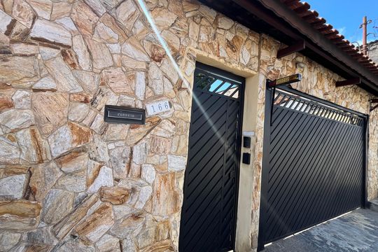 Fachada  de casa à venda com 2 quartos, 66m² em Vila Carmosina, São Paulo