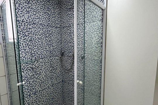 Banheiro de apartamento para alugar com 2 quartos, 45m² em Estância Jaraguá, São Paulo