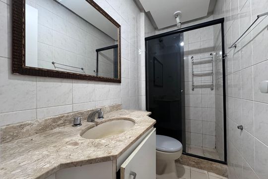 Suíte 2 - Banheiro de casa de condomínio à venda com 3 quartos, 480m² em Recreio dos Bandeirantes, Rio de Janeiro