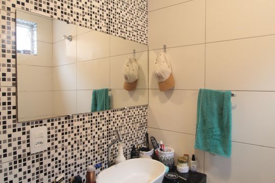 Banheiro Social de casa à venda com 2 quartos, 107m² em Frei Leopoldo, Belo Horizonte