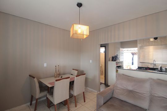 Sala de casa à venda com 2 quartos, 107m² em Frei Leopoldo, Belo Horizonte