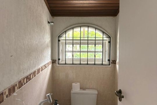 Banheiro de casa de condomínio para alugar com 3 quartos, 790m² em Cidade Paquelandia, Itaquaquecetuba