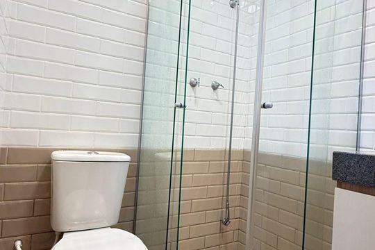Banheiro de apartamento à venda com 2 quartos, 49m² em Morro Santana, Porto Alegre