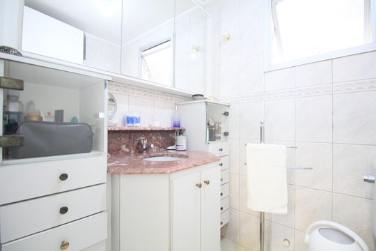 Banheiro de apartamento à venda com 3 quartos, 75m² em Vila Suzana, São Paulo