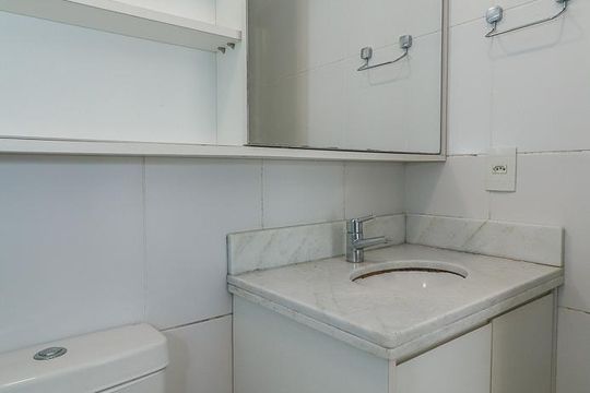 Banheiro da Suíte de apartamento à venda com 1 quarto, 41m² em Jardim do Salso, Porto Alegre
