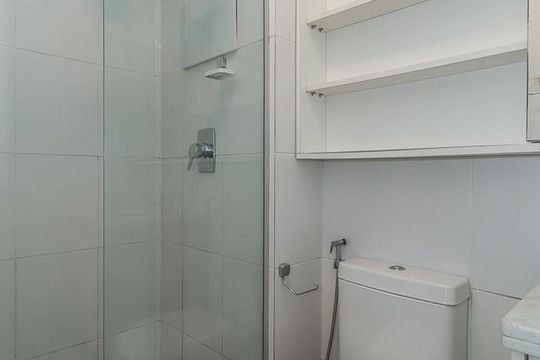 Banheiro da Suíte de apartamento à venda com 1 quarto, 41m² em Jardim do Salso, Porto Alegre