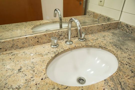 Banheiro de apartamento à venda com 2 quartos, 56m² em Mirandópolis, São Paulo