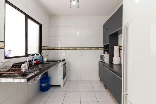 Cozinha de casa de condomínio à venda com 3 quartos, 200m² em Conjunto Residencial Santa Terezinha, São Paulo
