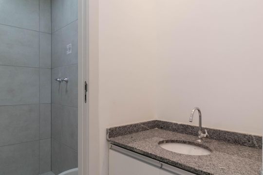 Banheiro de apartamento à venda com 1 quarto, 30m² em Barra Funda, São Paulo