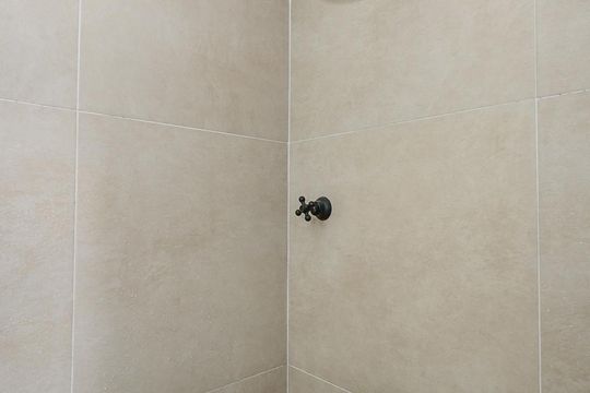 Chuveiro do Banheiro de apartamento para alugar com 1 quarto, 97m² em Paraíso do Morumbi, São Paulo