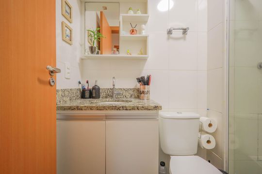 Banheiro de apartamento à venda com 2 quartos, 55m² em Rubem Berta, Porto Alegre