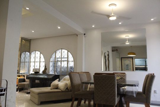 Sala de casa à venda com 5 quartos, 450m² em Tijuca, Rio de Janeiro
