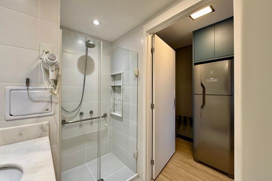 Banheiro de kitnet/studio para alugar com 0 quarto, 26m² em Jardim das Acacias, São Paulo
