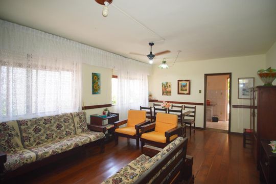 Casa à venda com 3 quartos, 600m² em Bom Jesus, Porto Alegre