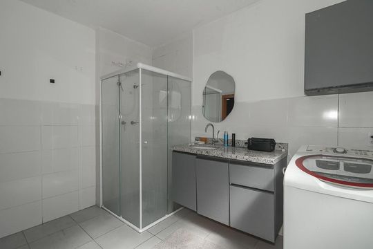 Banheiro de apartamento à venda com 1 quarto, 46m² em Mário Quintana, Porto Alegre