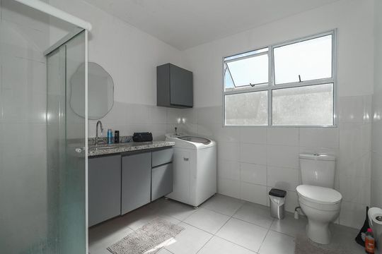 Banheiro de apartamento à venda com 1 quarto, 46m² em Mário Quintana, Porto Alegre