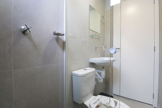 Banheiro de kitnet/studio para alugar com 1 quarto, 20m² em Barra Funda, São Paulo