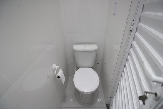 Banheiro da suíte de casa de condomínio à venda com 2 quartos, 70m² em Tanque, Rio de Janeiro