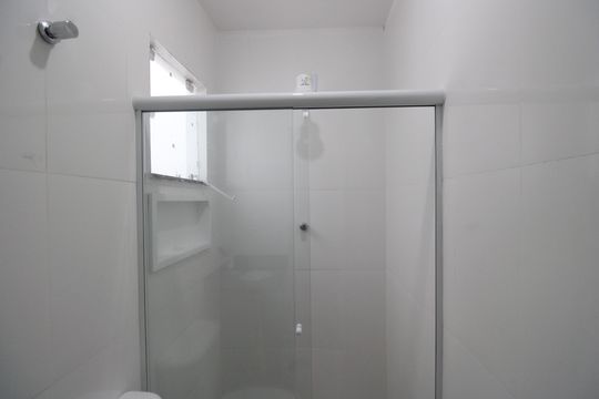 Banheiro social de casa de condomínio à venda com 2 quartos, 70m² em Tanque, Rio de Janeiro