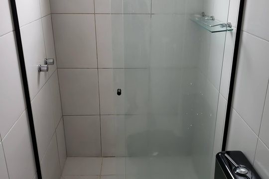 Banheiro de casa de condomínio à venda com 4 quartos, 173m² em Vila Nova, Porto Alegre