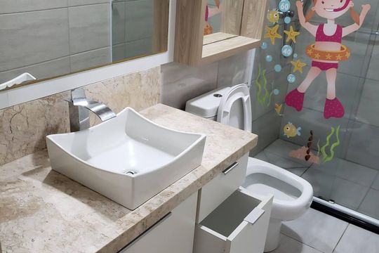 Banheiro de casa de condomínio à venda com 4 quartos, 173m² em Vila Nova, Porto Alegre