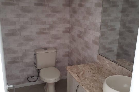 Banheiro de casa de condomínio à venda com 4 quartos, 173m² em Vila Nova, Porto Alegre