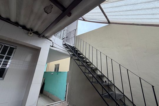 Escada para o segundo andar de casa à venda com 5 quartos, 1400m² em Taquara, Rio de Janeiro