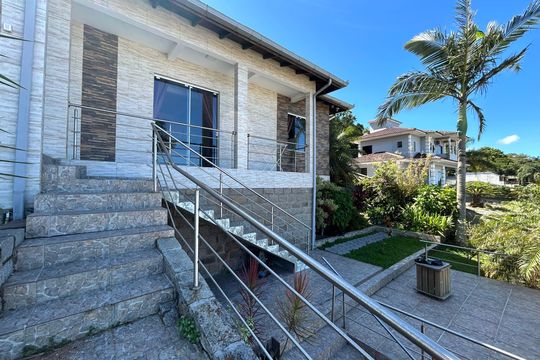 Quintal de casa para alugar com 3 quartos, 145m² em Armação, Florianópolis