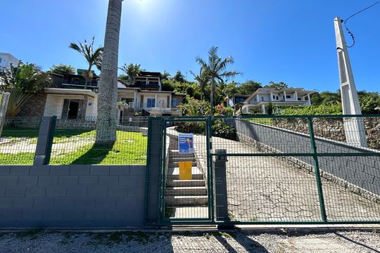 Fachada de casa para alugar com 3 quartos, 145m² em Armação, Florianópolis