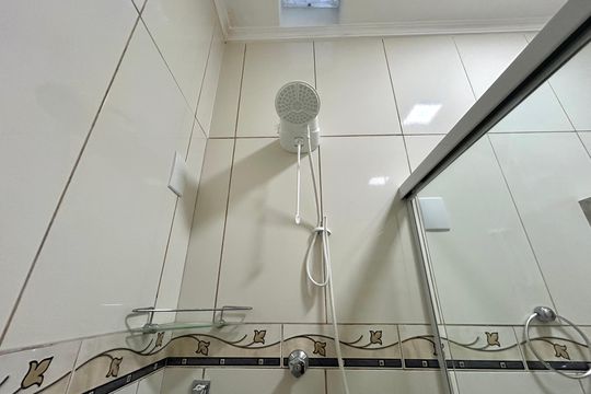 Banheiro suíte de casa para alugar com 3 quartos, 145m² em Armação, Florianópolis