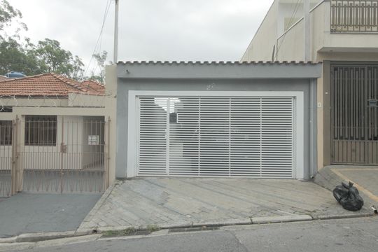 Fachada de casa à venda com 3 quartos, 127m² em Vila Camilópolis, Santo André