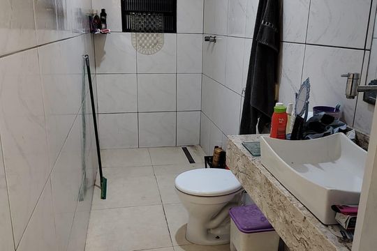 Banheiro de casa para alugar com 3 quartos, 150m² em Vila Áurea (Vicente de Carvalho), Guarujá