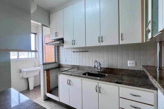 cozinha de apartamento à venda com 2 quartos, 64m² em Lourdes, Belo Horizonte