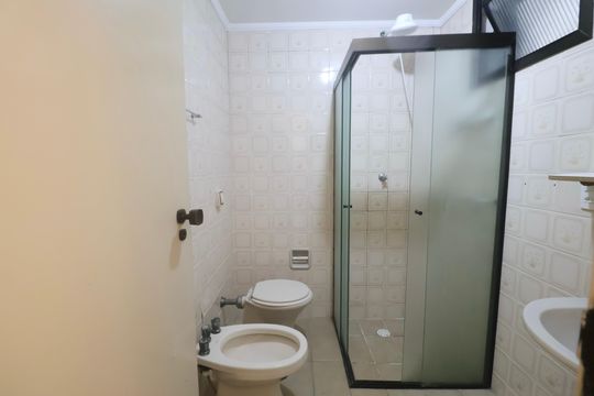 Banheiro Social de apartamento para alugar com 2 quartos, 70m² em Jardim Las Palmas, Guarujá