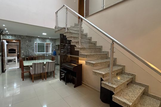 Sala de casa à venda com 3 quartos, 146m² em Vila Cecília Maria, Santo André