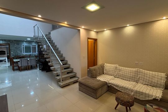 Sala de casa à venda com 3 quartos, 146m² em Vila Cecília Maria, Santo André
