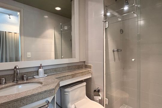 Banheiro de kitnet/studio à venda com 1 quarto, 32m² em Indianópolis, São Paulo