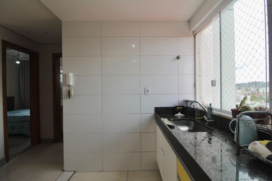 Cozinha de apartamento à venda com 2 quartos, 90m² em São João Batista, Belo Horizonte