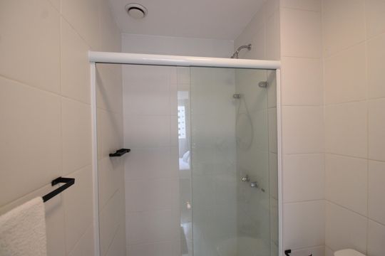 Banheiro da suíte 2 de apartamento à venda com 2 quartos, 77m² em Barra Olímpica, Rio de Janeiro