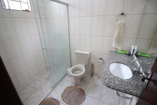 Banheiro 2 de casa à venda com 6 quartos, 450m² em Santa Helena, Belo Horizonte