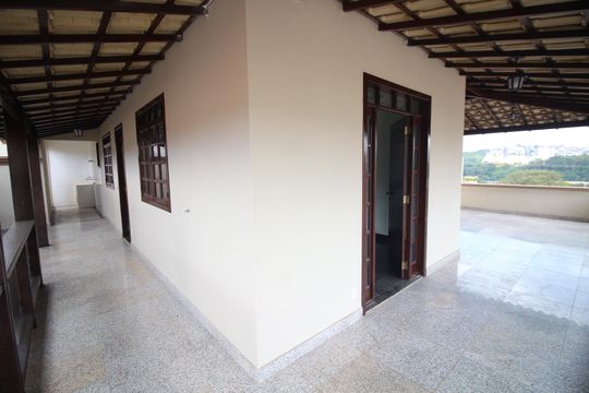 Quintal de casa à venda com 6 quartos, 450m² em Santa Helena, Belo Horizonte