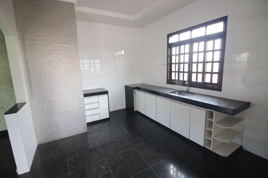Cozinha de casa à venda com 6 quartos, 450m² em Santa Helena, Belo Horizonte