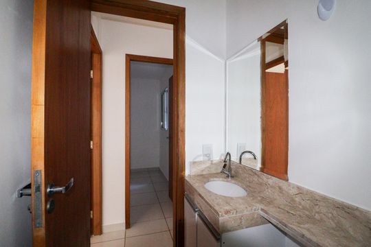 Banheiro social de apartamento à venda com 2 quartos, 41m² em Parque Peruche, São Paulo