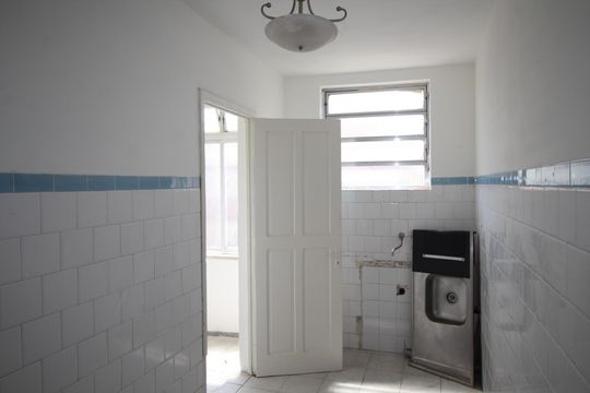 Cozinha de apartamento à venda com 2 quartos, 51m² em Passo da Areia, Porto Alegre
