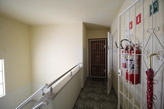 Corredor de apartamento à venda com 2 quartos, 51m² em Passo da Areia, Porto Alegre