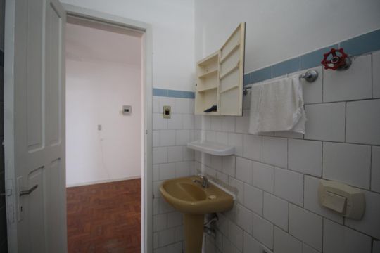 Banheiro de apartamento à venda com 2 quartos, 51m² em Passo da Areia, Porto Alegre